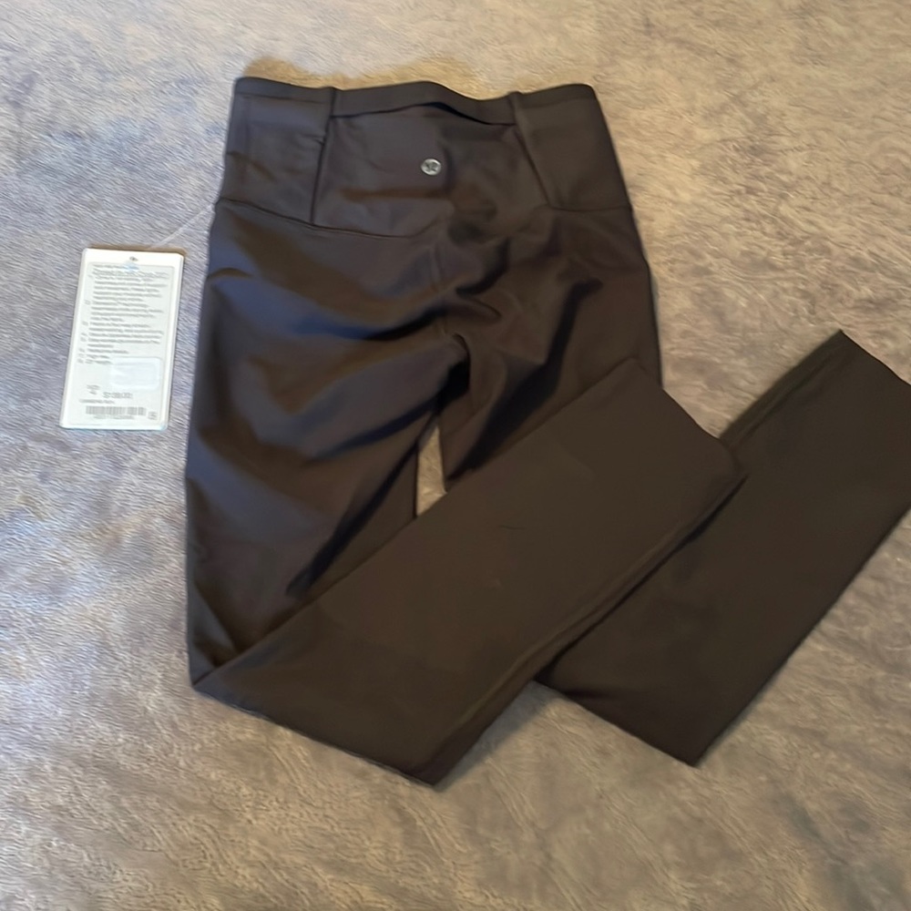 Nwt Lululemon zoned in HR crop 23”